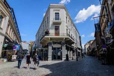 Bükreş, Romanya - 3 Mayıs 2021: Güneşli bir bahar gününde tarihi turizm merkezindeki eski binalar