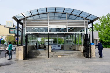 Bükreş, Romanya - 1 Mayıs 2021: Titan metro istasyonuna ana giriş