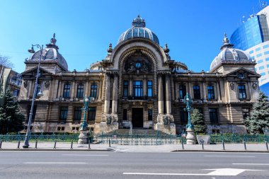 Bükreş, Romanya - 27 Mart 2021: CEC Sarayı (Palatul MSK), Zafer Bulvarı 'ndaki tarihi merkez (Calea Victoriei), CEC Bank' ın genel merkezi