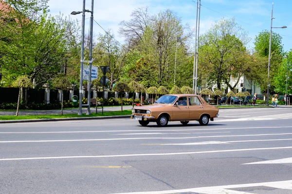 2021年4月24日 罗马尼亚布加勒斯特 一个阳光明媚的春日 古旧的棕色罗马尼亚Dacia 1300经典汽车在街上行驶 — 图库照片