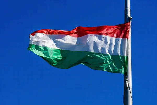 Угорський Національний Прапор Дме Вітром Прямим Сонячним Світлом Ясного Блакитного — стокове фото