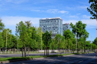 Bükreş, Romanya - 15 Mayıs 2021: Güneşli bir bahar gününde Telekom, Rompetrol, EON, Chimcomplex, Miele ve Bank of China 'nın merkez ve ofisleri ile kentin kuzey kesimindeki Şehir Kapısı Kuleleri