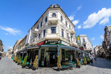 Bükreş, Romanya - 3 Mayıs 2021: Güneşli bir bahar gününde tarihi turizm merkezindeki eski binalar