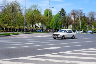 Bükreş, Romanya, 24 Nisan 2021 Eski beyaz Rumen Dacia 1300 klasik araba güneşli bir bahar gününde sokakta trafikte