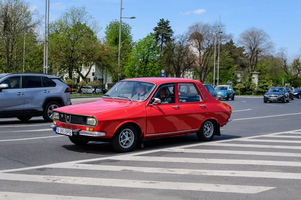 2021年4月24日 罗马尼亚布加勒斯特 一个阳光明媚的春日 古旧的红色罗马尼亚Dacia 1300经典汽车在街上行驶 — 图库照片