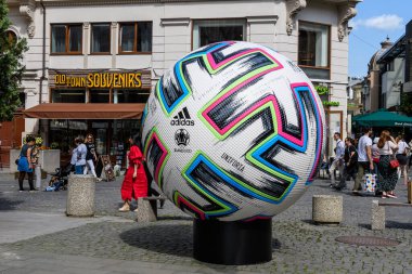 Bükreş, Romanya, 5 Haziran 2021 - UEFA EURO 2020 Avrupa Futbol Şampiyonası için ev sahibi şehir olarak eski şehir merkezindeki bir sokakta resmi Adidas Uniforia büyük maç topu sergileniyor