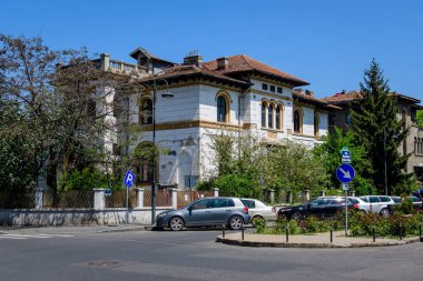 Bükreş, Romanya - 27 Mart 2021: Aviatorilor semtindeki eski tarihi ev, güneşli bir bahar günü sokakta fotoğraflandı