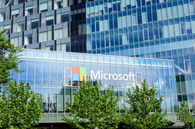 Bükreş, Romanya - 15 Mayıs 2021: Microsoft karargahı ve şehrin kuzey kesimindeki City Gate Kuleleri 'ndeki ofisler güneşli bir bahar gününde