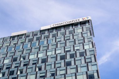 Bükreş, Romanya - 15 Mayıs 2021: Güneşli bir bahar gününde merkez ve Chimcomplex ofisleri bulunan Piata Presei 'deki Şehir Kapısı Kulelerinin Güney Kulesi (Basın Meydanı)