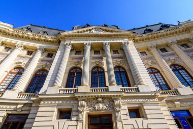 Bükreş, Romanya, 8 Kasım 2020: Romanya 'nın başkenti Bükreş' in merkezindeki Calea Victoriei 'deki Merkez Üniversite Kütüphanesi' nin ana binası güneşli bir sonbahar gününde açıldı.