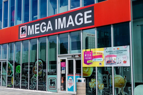 Bükreş, Romanya - 15 Mayıs 2021: Mega Image süpermarketinin logosuyla giriş imzası