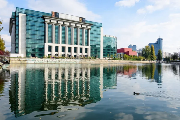 Bükreş, Romanya, 7 Kasım 2020 - Bükreş 'teki Dambovita nehri yakınlarındaki Romanya Ulusal Kütüphanesi' nin yeni binası güneşli bir sonbahar gününde