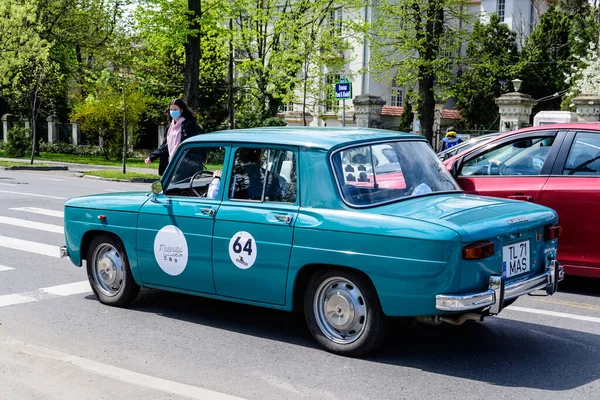 2021年4月24日 罗马尼亚布加勒斯特 一个阳光明媚的春日 罗马尼亚达契亚1100经典汽车在街上行驶 — 图库照片