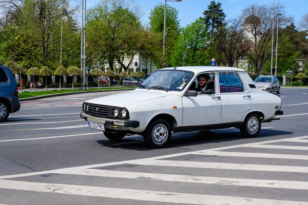 Bucarest Roumanie Avril 2021 Vieux Rétro Blanc Roumain Dacia 1310 — Photo