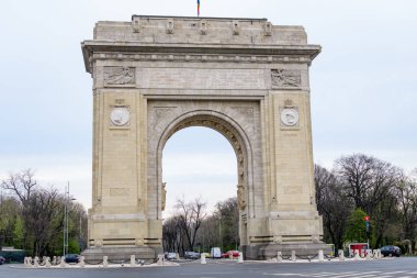 Bükreş, Romanya, 17 Nisan 2021: Arcul de Triumf (Zafer Kemeri), Kral I. Michael (Herastrau) Parkı yakınlarındaki Kiseleff Yolu 'nun kuzey kesiminde bulunan bir zafer kemeri ve simgesidir.