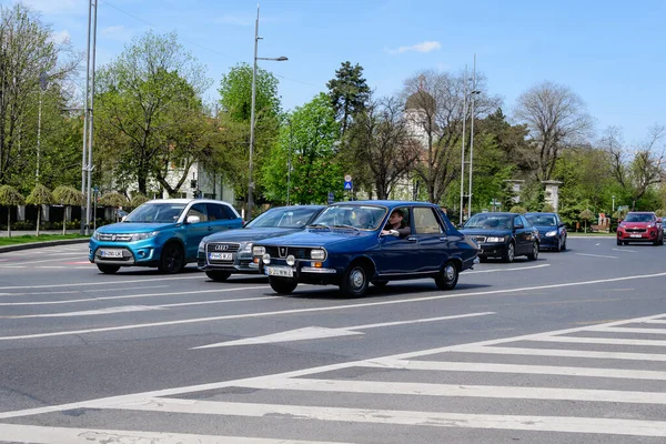 2021年4月24日 罗马尼亚布加勒斯特 古旧的深蓝色罗马尼亚Dacia 1300经典汽车在春日阳光灿烂的大街上行驶 — 图库照片
