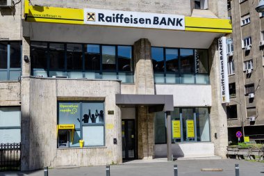 Bükreş, Romanya - 3 Mayıs 2021: Raiffeisen Bank 'ın şehir merkezindeki şube girişi