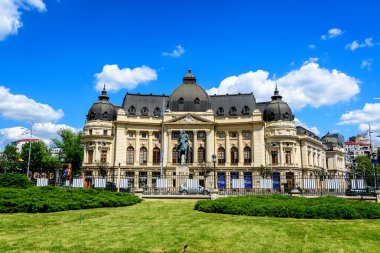 Bükreş, Romanya, 6 Mayıs 2021: Viktoriei Bulvarı 'ndaki (Calea Victoriei) Revolutiei Meydanı' nda (Piata Revolutiei), önünde Kral I. Carol 'un binicilik anıtı bulunan Merkez Üniversitesi Kütüphanesi)