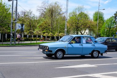 Bükreş, Romanya, 24 Nisan 2021 Eski Romen Dacia 1310 klasik arabası güneşli bir bahar gününde sokakta trafikte