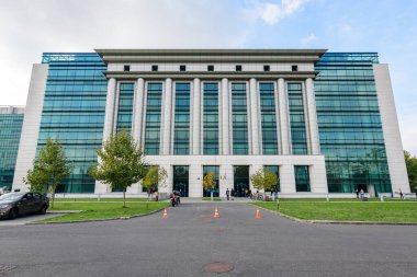 Bükreş, Romanya, 7 Kasım 2020: Güneşli bir sonbahar gününde Bükreş 'teki Romanya Ulusal Kütüphanesi' nin yeni binası
