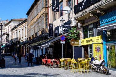 Bükreş, Romanya - 5 Haziran 2021: Güneşli bir yaz gününde tarihi merkezdeki eski binalar