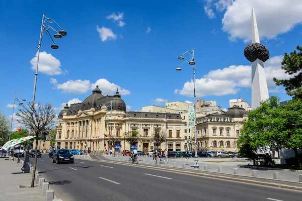 Bucareste Romênia Maio 2021 Biblioteca Universidade Central Com Monumento Equestre — Fotografia de Stock