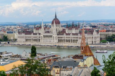 Macaristan parlamento binası (Orszaghaz) ve Macaristan 'ın Tuna nehri boyunca uzanan diğer binaların bulunduğu Budapeşte kentinin manzarası