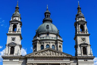 Güneşli bir yaz gününde Budapeşte 'nin en büyük kilisesi olan Aziz Stephen Bazilikası' nın (Szent Istvan Bazilika) detayları