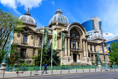 Bükreş, Romanya - 6 Mayıs 2021: CEC Sarayı (Palatul MSK), Zafer Bulvarı 'ndaki tarihi merkez (Calea Victoriei), CEC Bank' ın genel merkezi