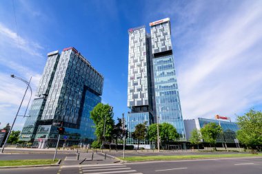 Bükreş, Romanya - 15 Mayıs 2021: Güneşli bir bahar gününde Telekom, Rompetrol, EON, Chimcomplex, Miele ve Bank of China 'nın merkez ve ofisleri ile kentin kuzey kesimindeki Şehir Kapısı Kuleleri