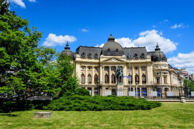 Bükreş, Romanya, 6 Mayıs 2021: Viktoriei Bulvarı 'ndaki (Calea Victoriei) Revolutiei Meydanı' nda (Piata Revolutiei), önünde Kral I. Carol 'un binicilik anıtı bulunan Merkez Üniversitesi Kütüphanesi)