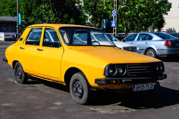 ブカレスト ルーマニア 6月2021 古いレトロ鮮やかな黄色のオレンジルーマニアのダチア1300クラシックカーは晴れた夏の日に通りに駐車 — ストック写真