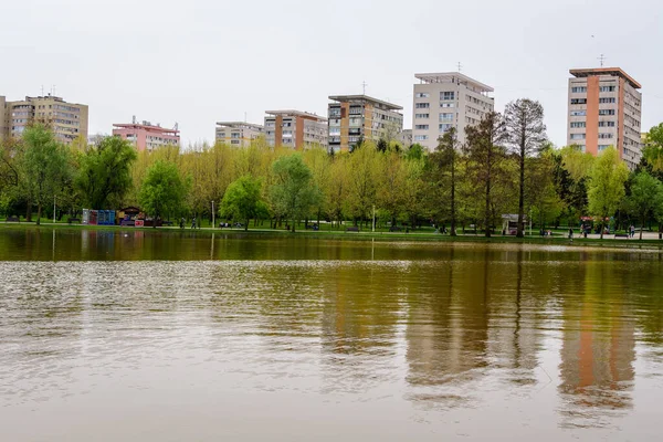 2021年5月1日 罗马尼亚布加勒斯特 一个白天多云的春日 亚历山德鲁 Ior 公园提坦湖畔带着水和绿色垂柳的风景 — 图库照片