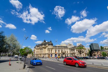Bükreş, Romanya, 6 Mayıs 2021: Viktoriei Bulvarı 'ndaki (Calea Victoriei) Revolutiei Meydanı' nda (Piata Revolutiei), önünde Kral I. Carol 'un binicilik anıtı bulunan Merkez Üniversitesi Kütüphanesi)
