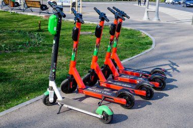 Bükreş, Romanya, 3 Nisan 2021: Şehir merkezinde vatandaşlar ve turistler için uygun olan özel mobil uygulama kullanılarak kiralık Uber elektrikli scooterlar tarafından desteklenen limon