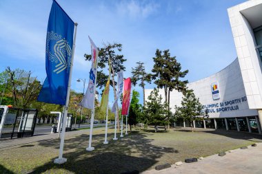 Bükreş, Romanya, 30 Nisan 2021: Güneşli bir bahar gününde Romanya Olimpiyat Komitesi (Comitetul Olimpiç Roman) ve Spor Müzesi 'nin (Muzeul Sportului) ana binası