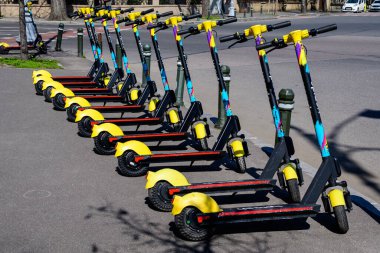 Bükreş, Romanya, 10 Nisan 2021: Şehir merkezinde vatandaşlar ve turistler için uygun olan özel mobil uygulama kullanılarak kiralık elektrikli scooter 'ların suya düşmesi