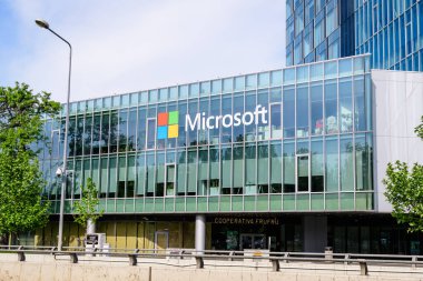 Bükreş, Romanya - 15 Mayıs 2021: Microsoft karargahı ve şehrin kuzey kesimindeki City Gate Kuleleri 'ndeki ofisler güneşli bir bahar gününde
