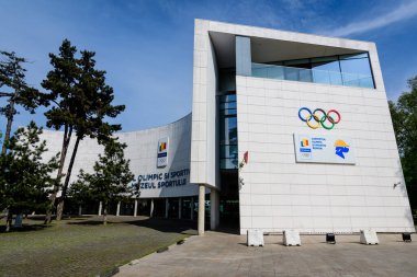 Bükreş, Romanya, 30 Nisan 2021: Güneşli bir bahar gününde Romanya Olimpiyat Komitesi (Comitetul Olimpiç Roman) ve Spor Müzesi 'nin (Muzeul Sportului) ana binası