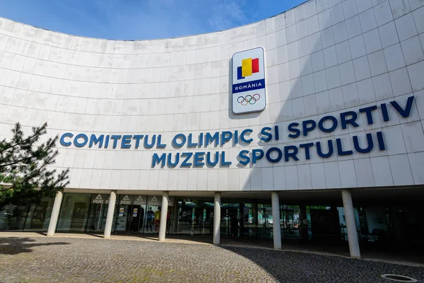 Bükreş, Romanya, 30 Nisan 2021: Güneşli bir bahar gününde Romanya Olimpiyat Komitesi (Comitetul Olimpiç Roman) ve Spor Müzesi 'nin (Muzeul Sportului) ana binası