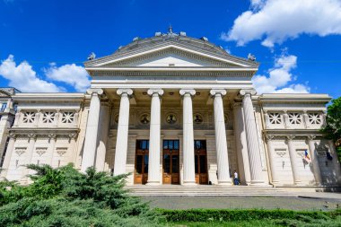 Romanya 'nın başkenti Romanya' nın başkenti Victoriei Bulvarı 'nda (Calea Victoriei) bulunan Bükreş' in merkezindeki eski bir konser salonu olan Romen Atinası 'nın (Athe Roman) tarihi binası.)