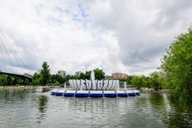Romanya 'nın Bükreş kentindeki Moghioros Parkı olarak da bilinen Drumul Taberei Parkı' ndaki (Parcul Drumul Taberei) dekoratif çeşme ve canlı yeşil ağaçlarla manzara
