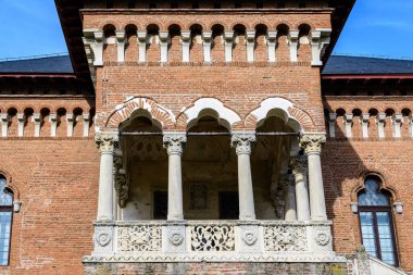 Romanya 'nın Bükreş kentine yakın bir bahar günü, göl ve park yakınlarındaki Mogosoaia Sarayı' nda (Palatul Mogosoaia) eski bir tarihi eser.