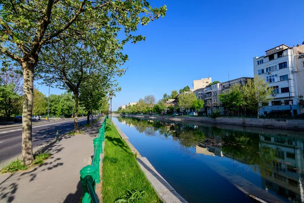 Romanya Nın Başkenti Bükreş Güneşli Bir Bahar Gününde Dambovita Nehri — Stok fotoğraf