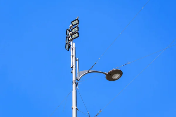 Pólo Iluminação Económica Moderna Com Céu Azul Claro Fundo Bucareste — Fotografia de Stock