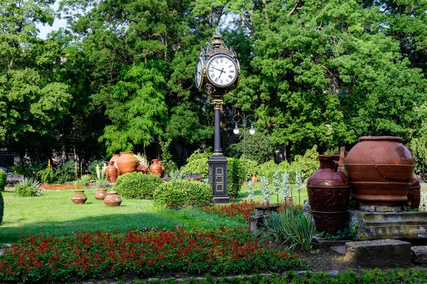 Yucca bitkisinin pek çok narin beyaz çiçeği, Adams iğnesi ve ipliği olarak bilinir, güneşli bir yaz gününde bir bahçede, güzel bir açık hava çiçekli arka planda.