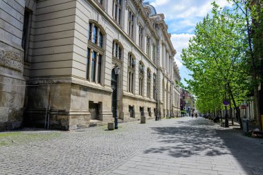 Bükreş, Romanya - 6 Mayıs 2021: Güneşli bir bahar gününde tarihi merkezde (Centrul Vechi) yer alan Fransız Caddesi 'nde (Strada Franceza) barları ve restoranları olan eski binalar