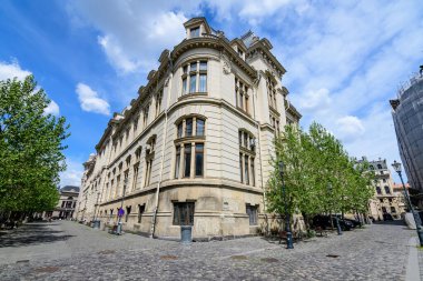 Bükreş, Romanya - 6 Mayıs 2021: Güneşli bir bahar gününde tarihi merkezde (Centrul Vechi) yer alan Fransız Caddesi 'nde (Strada Franceza) barları ve restoranları olan eski binalar