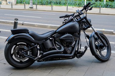 Bükreş, Romanya - 6 Mayıs 2021: Harley Davidson klasik motosikleti güneşli bir bahar gününde sokağa park etti