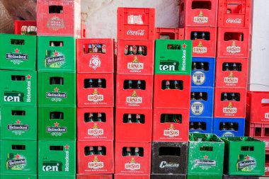 Bükreş, Romanya, 5 Haziran 2021 - Eski kırmızı ve yeşil kutular Ciucas, Ursus, Timisoreana ve Heineken bira şişeleri gıda pazarında terk edildi